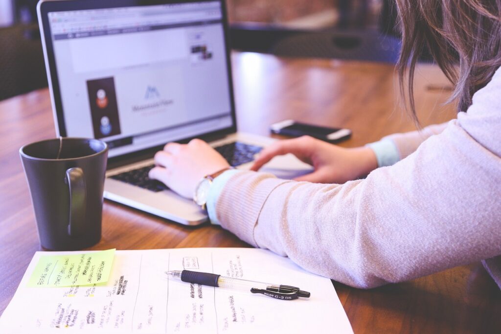 femme travaillant sur ses objectifs marketing
